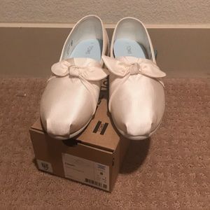 White classic bow tie toms